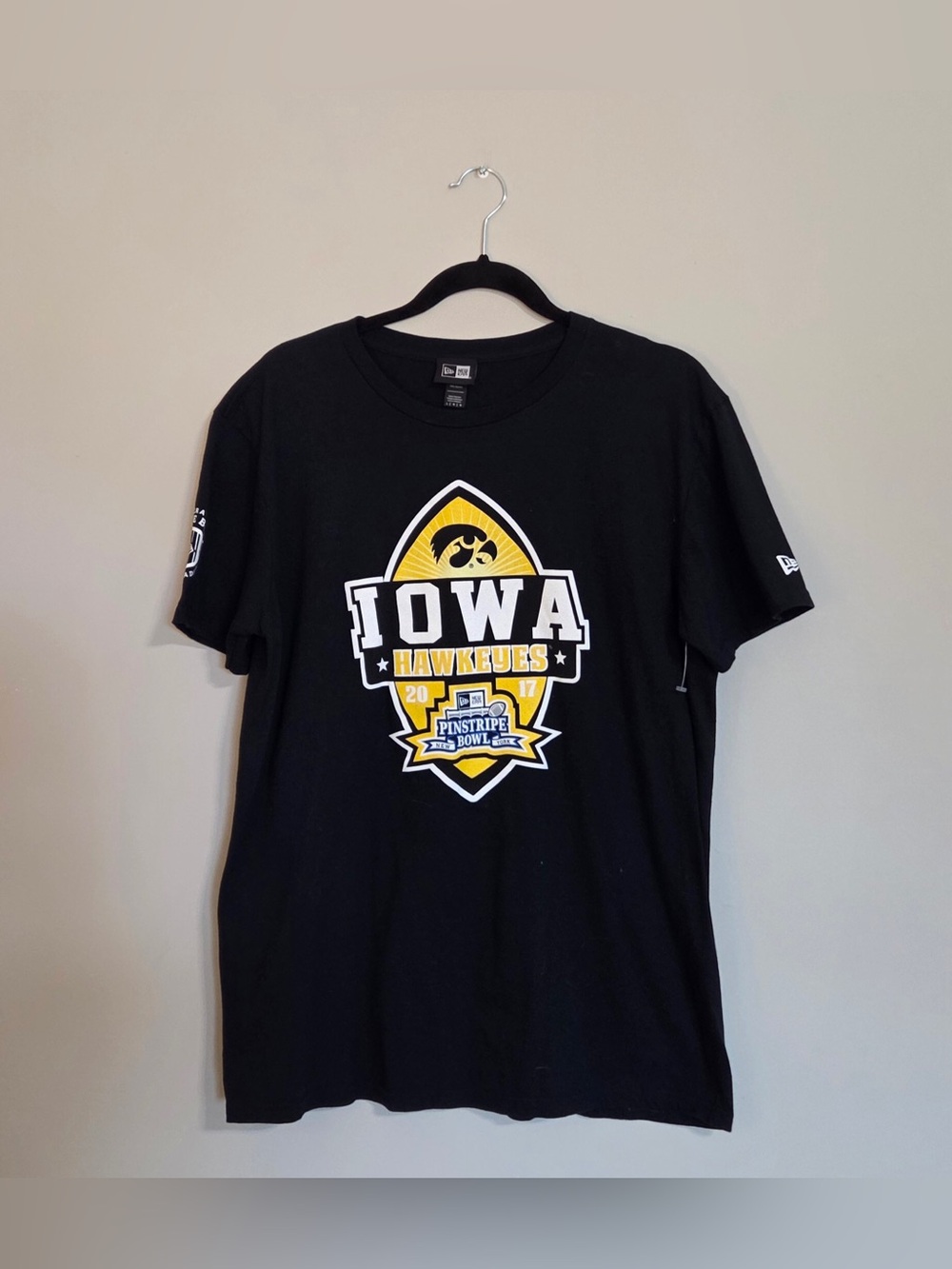 Men’s Large New Era Black Iowa T Shirt Pinstripe Bowl  2017